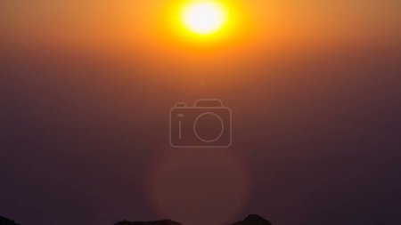 Sonnenuntergang mit Felsen Zeitraffer. Jebel Hafeet ist ein Berg, der sich hauptsächlich in der Umgebung von Al Ain befindet und einen beeindruckenden Blick über die Stadt bietet. Nahsicht von oben