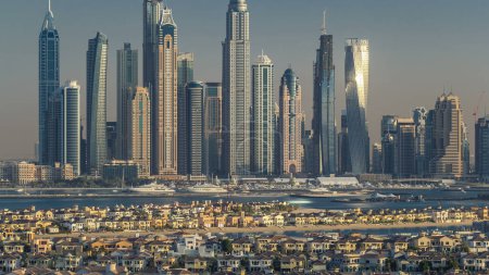 Téléchargez les photos : Dubai Marina skyline at sunset aerial timelapse with villas as seen from above on Palm Jumeirah in Dubai, UAE. Cette partie de Dubaï a plus de gratte-ciel sur 50 histoires - en image libre de droit