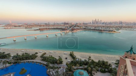 Téléchargez les photos : Jumeirah Palm île aérienne après le coucher du soleil à Dubaï, EAU. Villas et monorail train vue de dessus. Jumeirah Palm est une île artificielle et unique à Dubaï avec des gratte-ciel en arrière-plan. - en image libre de droit
