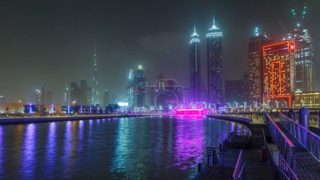 Foto de Cascada iluminada en el timelapse del puente Sheikh Zayed, parte del Canal de Agua de Dubai. Rascacielos skyline en el fondo. Dubái, Emiratos Árabes Unidos, Oriente Medio - Imagen libre de derechos