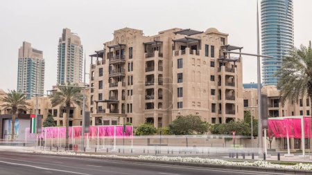 Téléchargez les photos : Dubaï vue sur la rue du centre-ville de la rue timelapse et Downtown Dubai gratte-ciel et bâtiments résidentiels par temps nuageux - en image libre de droit