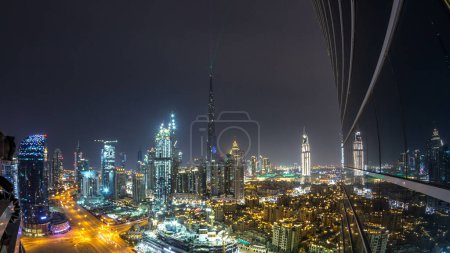 Téléchargez les photos : Dubaï panorama du centre-ville avec Burj Khalifa, LightUp light show aerial timelapse from rooftop. Avec le plus grand spectacle de lumière et de son sur un seul bâtiment - en image libre de droit
