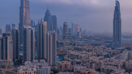 Téléchargez les photos : Dubaï Centre-ville au lever du soleil timelapse. Vue aérienne sur la grande ville futuriste. Skyscrapers of Dubai, Émirats arabes unis. Skyline du matin depuis le toit avec le soleil réfléchi par la surface du verre - en image libre de droit