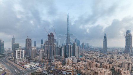 Foto de Hermosa vista aérea del centro de Dubái de lujo temprano en la mañana timelapse, Dubái, Emiratos Árabes Unidos. Vista de la azotea desde las torres de la bahía de negocios con nubes de colores en el cielo. Tráfico en la carretera - Imagen libre de derechos