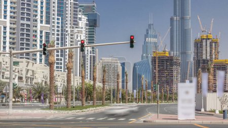 Foto de Timelapse vista de la bahía de negocios y la zona centro de Dubai. Rascacielos modernos y cielo azul. Vista desde la intersección con el tráfico en la carretera - Imagen libre de derechos