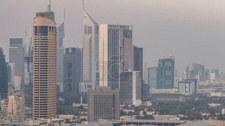 Téléchargez les photos : Dubaï Temps de transition du jour à la nuit au centre-ville. Vue aérienne sur le quartier financier de la grande ville futuriste. Skyscrapers of Dubai and mall, Émirats arabes unis. Skyline du soir depuis le toit - en image libre de droit