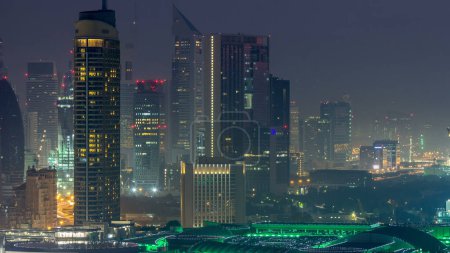 Téléchargez les photos : Dubaï Temps de transition du centre-ville au jour le jour. Vue aérienne rapprochée sur la grande ville futuriste. Skyscrapers of Dubai, Émirats arabes unis. Skyline du matin depuis le toit - en image libre de droit