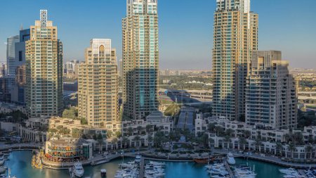 Foto de Dubai Marina rascacielos timelapse aéreo, puerto con yates de lujo y paseo marítimo, Dubai, Emiratos Árabes Unidos. Las sombras se mueven rápido al atardecer - Imagen libre de derechos