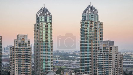 Téléchargez les photos : Dubai Marina skyscrapers aerial day to night transition timelapse, port avec yachts de luxe et promenade de la marina, Dubaï, Émirats arabes unis. Tours éclairées et circulation sur la route - en image libre de droit