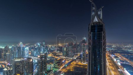 Téléchargez les photos : Dubai Downtown skyscrapers night timelapse tours modernes vue panoramique depuis le sommet à Dubaï, Émirats arabes unis. Trafic sur la route Sheikh Zayed près de la baie d'affaires - en image libre de droit
