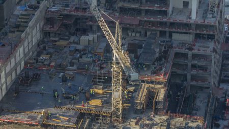 Foto de Grúas de construcción en Dubai Marina timelapse. Edificio de rascacielos. Vista superior aérea con muchos trabajadores - Imagen libre de derechos