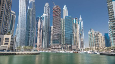 Foto de Vista panorámica con rascacielos más altos, pasarela y yates de Dubai Marina timelapse, vista desde el paseo marítimo en el día soleado. Emiratos Árabes Unidos - Imagen libre de derechos