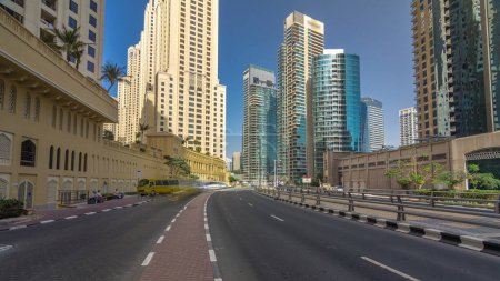 Foto de Tráfico en la calle en Jumeirah Beach Residence y Dubai marina timelapse hiperlapso con rascacielos, Emiratos Árabes Unidos. JBR es el desarrollo residencial monofásico más grande - Imagen libre de derechos