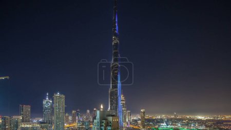 Téléchargez les photos : Paysage urbain du centre-ville de Dubaï avec Burj Khalifa, LightUp light show aerial timelapse from rooftop. Avec le plus grand spectacle de lumière et de son sur un seul bâtiment - en image libre de droit