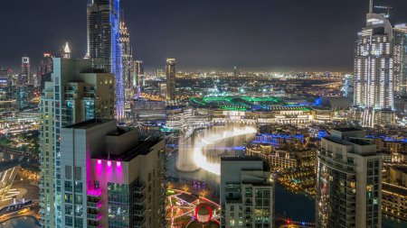Téléchargez les photos : Paysage urbain du centre-ville de Dubaï avec Burj Khalifa, spectacle lumineux LightUp aérien depuis le toit et les fontaines. Avec le plus grand spectacle de lumière et de son sur un seul bâtiment Les Émirats arabes unis ville de Dubaï - en image libre de droit