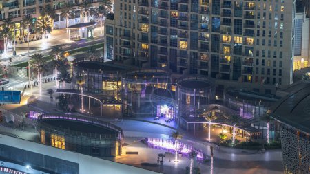 Téléchargez les photos : Dubaï centre-ville nuit timelapse, éclairé bâtiments modernes de luxe et fontaines près de l'opéra, paysage urbain futuriste des Émirats arabes unis. Vue aérienne du dessus depuis le gratte-ciel - en image libre de droit