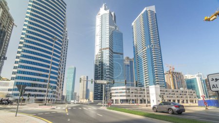 erstaunliche Aussicht auf Dubais Skyline Zeitraffer-Hyperlapse. Wohn- und Geschäftshäuser in der Innenstadt mit von der Glasoberfläche reflektierten Lichtstrahlen, Verkehr auf der Straße. dubai, uae.
