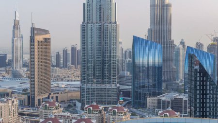 Foto de Dubai skyline centro día a noche timelapse transición con el edificio más alto y el tráfico por carretera, Emiratos Árabes Unidos. Vista aérea desde la azotea del rascacielos con torres modernas después del atardecer - Imagen libre de derechos