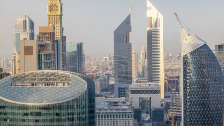 Téléchargez les photos : Vue panoramique des bâtiments de Sheikh Zayed Road et DIFC Timelapse à Dubaï, EAU. gratte-ciel dans émirats centre financier vue aérienne d'en haut avant le coucher du soleil - en image libre de droit
