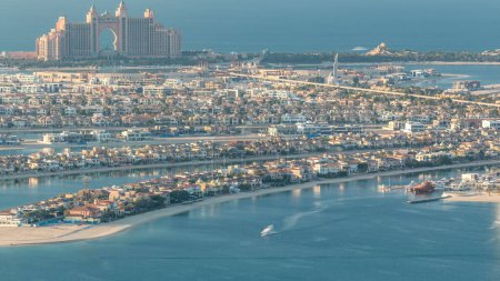 Téléchargez les photos : Vue aérienne du timelapse de Palm Jumeirah Island. Vue panoramique en soirée avec villas, hôtels et yachts - en image libre de droit