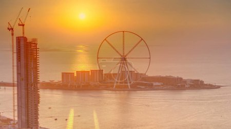 Téléchargez les photos : Bluewaters île au coucher du soleil timelapse aérienne avec roue ferris, nouvelle zone de marche avec centre commercial et restaurants, lieu de loisirs et de voyage nouvellement ouvert à Dubaï - en image libre de droit