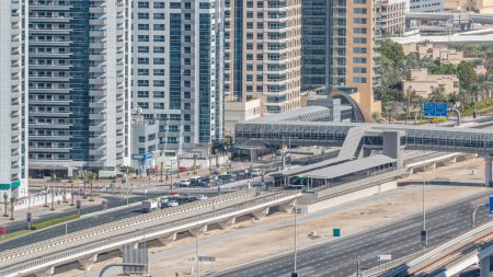 Téléchargez les photos : Vue aérienne du tramway de Dubaï dans la marina de Dubaï timelapse. Le tramway de Dubaï circule en boucle autour de Marina et JBR et relie le métro de Dubaï et le Palm Monorail
. - en image libre de droit
