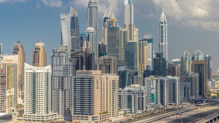 Téléchargez les photos : Dubai Marina gratte-ciel vue aérienne avec de beaux nuages de JLT à Dubai timelapse, Émirats arabes unis. Tours modernes et la circulation sur la route cheikh zayed
. - en image libre de droit