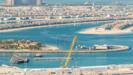 Foto de Vista aérea de Palm Jumeirah Island timelapse. Vista superior de la noche con villas, hoteles y yates. Proceso de construcción de nueva terminal de cruceros - Imagen libre de derechos
