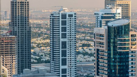 Téléchargez les photos : Le port de plaisance de Dubaï et les gratte-ciels JLT surplombent les couchers de soleil. Grande perspective de multiples tours les plus hautes. Lumière du soleil sur les bâtiments. Émirats arabes unis
. - en image libre de droit