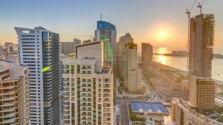 Téléchargez les photos : JBR et Dubai marina au coucher du soleil timelapse aérienne. Tours et gratte-ciel modernes, circulation dans la rue - en image libre de droit