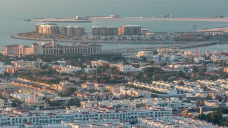 Foto de Vista aérea de Dubai man made Daria Island, Dubai, Emiratos Árabes Unidos. Vista nocturna antes del atardecer - Imagen libre de derechos