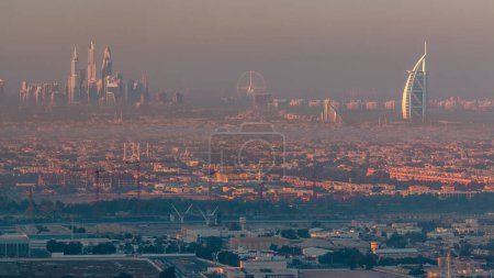 Téléchargez les photos : Marina de Dubaï et plage de Jumeirah au lever du soleil avec timelapse de brouillard tôt le matin à Dubaï, Émirats arabes unis. Vue aérienne du centre-ville avec gratte-ciel, villas et mosquée - en image libre de droit