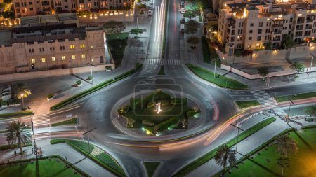 Foto de Vista aérea de una rotonda circunvalada en el centro de Dubái desde el timelapse nocturno. Tráfico en la calle. Dubai, Emiratos Árabes Unidos
. - Imagen libre de derechos