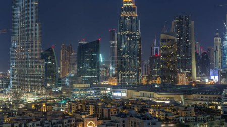 Foto de Dubai Centro skyline noche a día timelapse transición con Burj Khalifa y otras torres vista panorámica desde la parte superior en Dubai, Emiratos Árabes Unidos. Edificios modernos iluminados. - Imagen libre de derechos