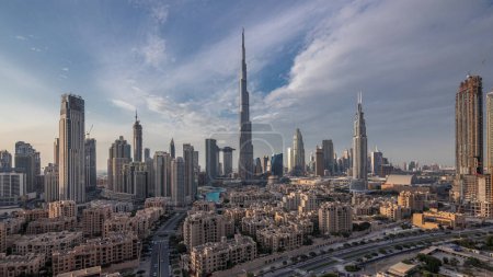 Foto de Dubai Centro skyline con Burj Khalifa y otros rascacielos vista panorámica desde la parte superior en Dubai, Emiratos Árabes Unidos. Edificios tradicionales y modernos. Tráfico en carretera circular y fuentes - Imagen libre de derechos