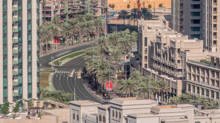 Zeitraffer des Kreuzungsverkehrs auf den Kurven des mohammed bin hashid Boulevard zwischen den vielen Wolkenkratzern und Türmen, die die Skyline Dubais bilden.