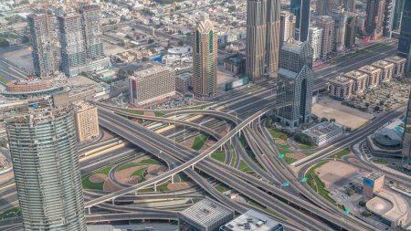 Téléchargez les photos : Vue aérienne du matin de l'échangeur routier dans le centre-ville de Dubaï timelapse après le lever du soleil. Paysages urbains pont de circulation, logistique. Routes et ruelles Crossroads, Dubaï, Émirats arabes unis - en image libre de droit