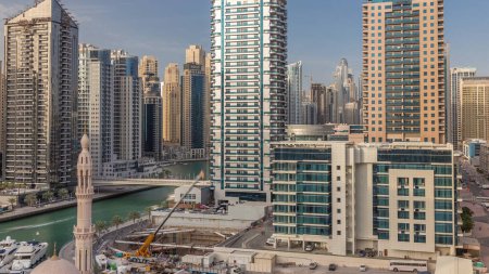Téléchargez les photos : Dubai Marina gratte-ciel et Marina promenade aérienne timelapse. Tours et bateaux modernes d'en haut, port avec des yachts de luxe. Émirats arabes unis - en image libre de droit