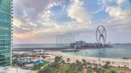 Téléchargez les photos : Bluewaters île timelapse aérienne pendant le coucher du soleil avec ferris roue, nouvelle zone de marche avec centre commercial et restaurants, nouvellement ouvert lieu de loisirs et de voyage à Dubaï - en image libre de droit