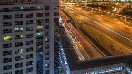 Téléchargez les photos : Vue aérienne vers Sheikh Zayed road et Dubai Marina skyscrapers night timelapse, Dubai. Trafic, ponts et ligne de métro. Émirats arabes unis - en image libre de droit