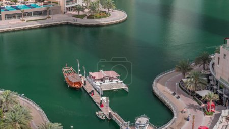 Téléchargez les photos : Promenade au bord de l'eau à Dubai Marina timelapse aérien. Bateaux et yachts flottant sur le canal. Dubai, Émirats arabes unis - en image libre de droit