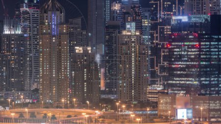 Téléchargez les photos : Dubai Marina illuminé gratte-ciel près du golf nuit timelapse, Dubaï, Émirats arabes unis. Vue aérienne depuis le quartier des Verts avec circulation sur la route Cheikh Zayed - en image libre de droit