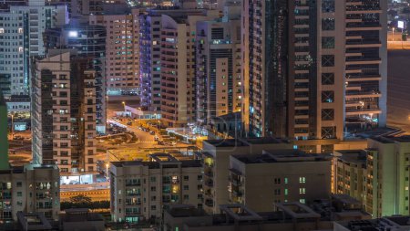 Téléchargez les photos : Quartier de Tecom gratte-ciel vue aérienne depuis le quartier des Verts timelapse de nuit. Bâtiments de bureaux et résidentiels éclairés d'en haut
. - en image libre de droit