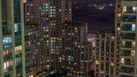 Téléchargez les photos : Vue aérienne du quartier des Verts depuis le timelapse de la nuit. Bureau éclairé et bâtiments résidentiels d'en haut près du terrain de golf - en image libre de droit