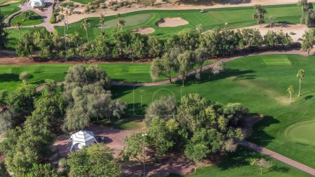 Téléchargez les photos : Paysage de terrain de golf vert avec arbres timelapse aérienne. Dubaï, EAU. Vue de dessus du quartier des Verts près de la marina de Dubaï - en image libre de droit