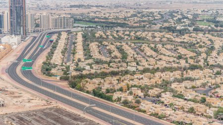 Vista aérea de casas de apartamentos y villas en Dubai timelapse ciudad cerca de jumeirah lago torres distrito, Emiratos Árabes Unidos. Vista superior desde rascacielos