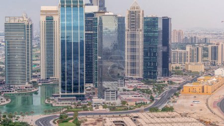 Foto de Jumeirah Lake Towers barrio residencial timelapse aéreo cerca de Dubai Marina. Rascacielos modernos y parque desde arriba - Imagen libre de derechos