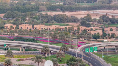 Luftaufnahme von der Kreuzung in der Nähe der Sheikh Zayed Road in der Nähe des Jachthafens von Dubai und jlt Zeitraffer, Dubai. Verkehr auf der Kreuzung mit Palmen, Brücken und Golf. Vereinigte Arabische Emirate