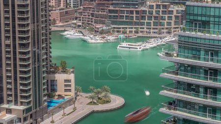 Foto de Paseo marítimo con rascacielos en Dubai Marina timelapse aéreo. Barcos y yates flotando en el canal. Dubai, Emiratos Árabes Unidos - Imagen libre de derechos
