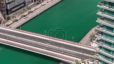 Foto de Paseo marítimo con puente en Dubai Marina timelapse aéreo. Barcos y yates flotando en el canal. Dubai, Emiratos Árabes Unidos - Imagen libre de derechos